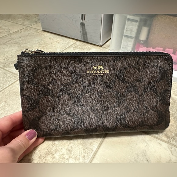 Coach wristlet - Picture 2 of 7